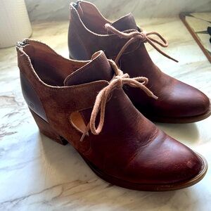 Born booties in cognac sz 7